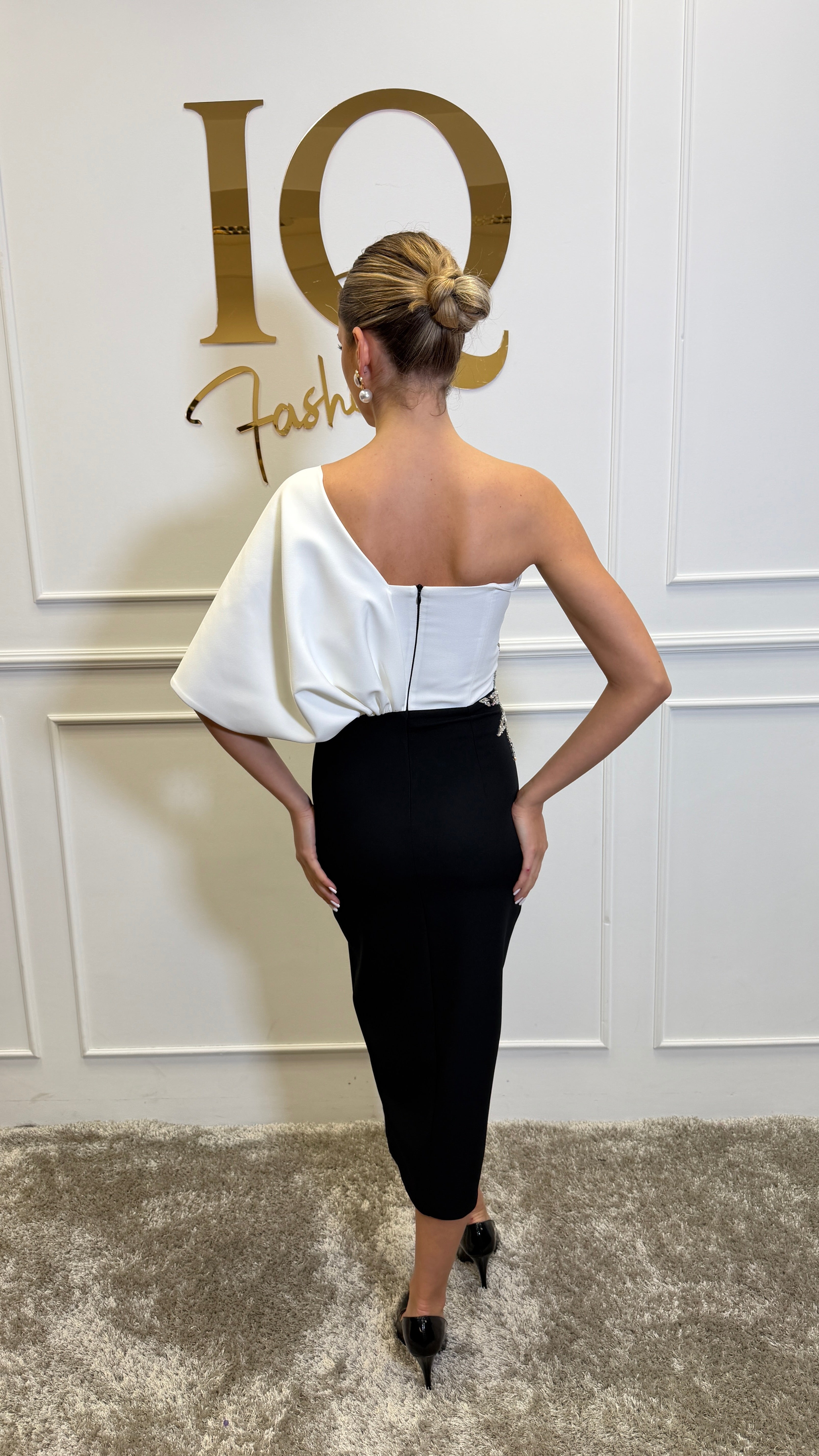 Rochie Dulcinee alb-negru de la iqfashioncluj, model elegant pentru ocazii speciale, vizibilă în imagine.