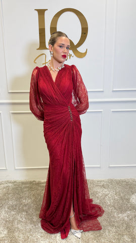 Rochie Azella bordo de la iqfashioncluj, imagine cu detalii elegante și croială modernă, pe fundal neutru.