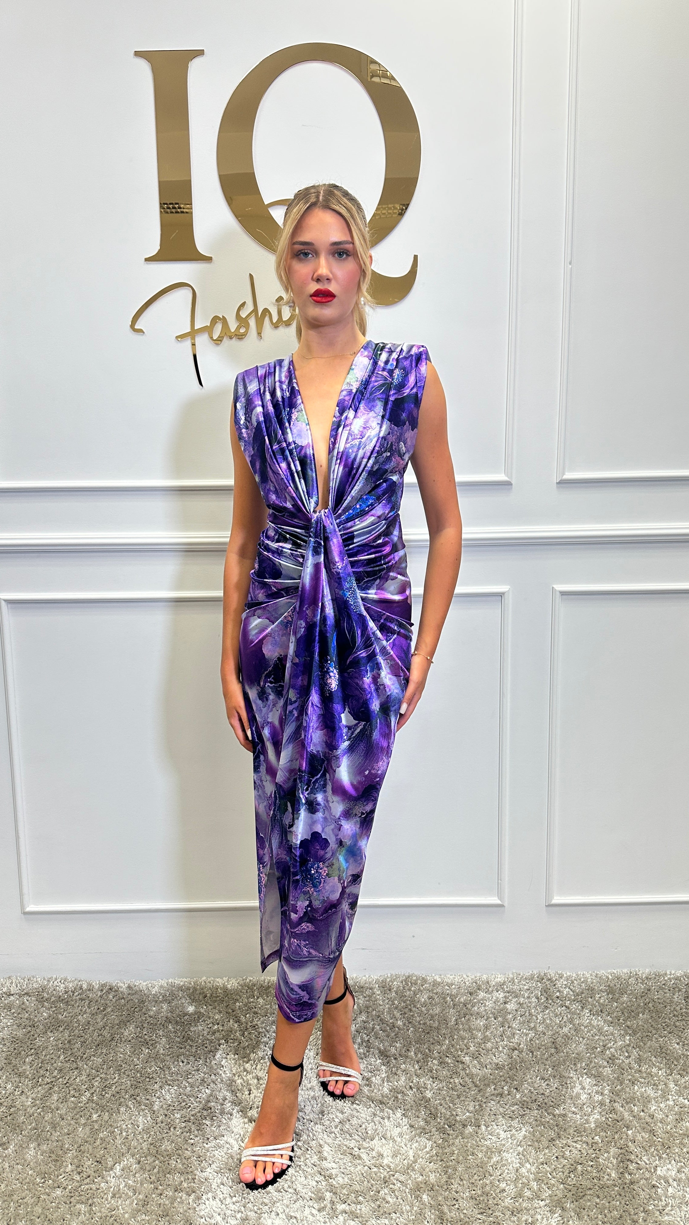 Rochie de damă purple Sara Marbele de la iqfashioncluj, cu croială elegantă și detalii moderne, pe fundal neutru.