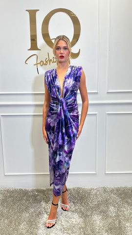 Rochie de damă purple Sara Marbele de la iqfashioncluj, cu croială elegantă și detalii moderne, pe fundal neutru.