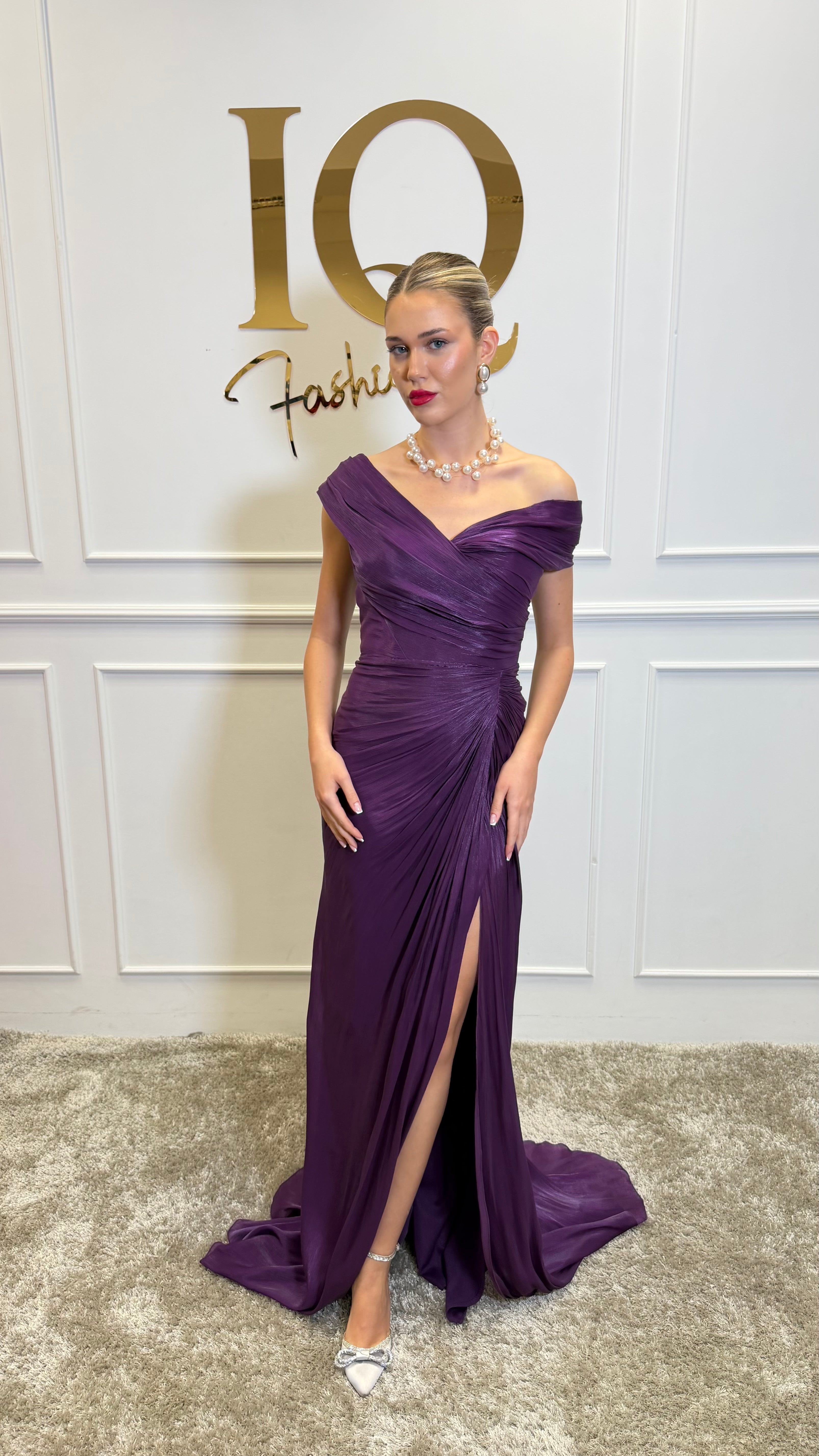 Rochie Amivia purple de la iqfashioncluj, cu croială elegantă și detalii moderne, vizibilă în imagine.