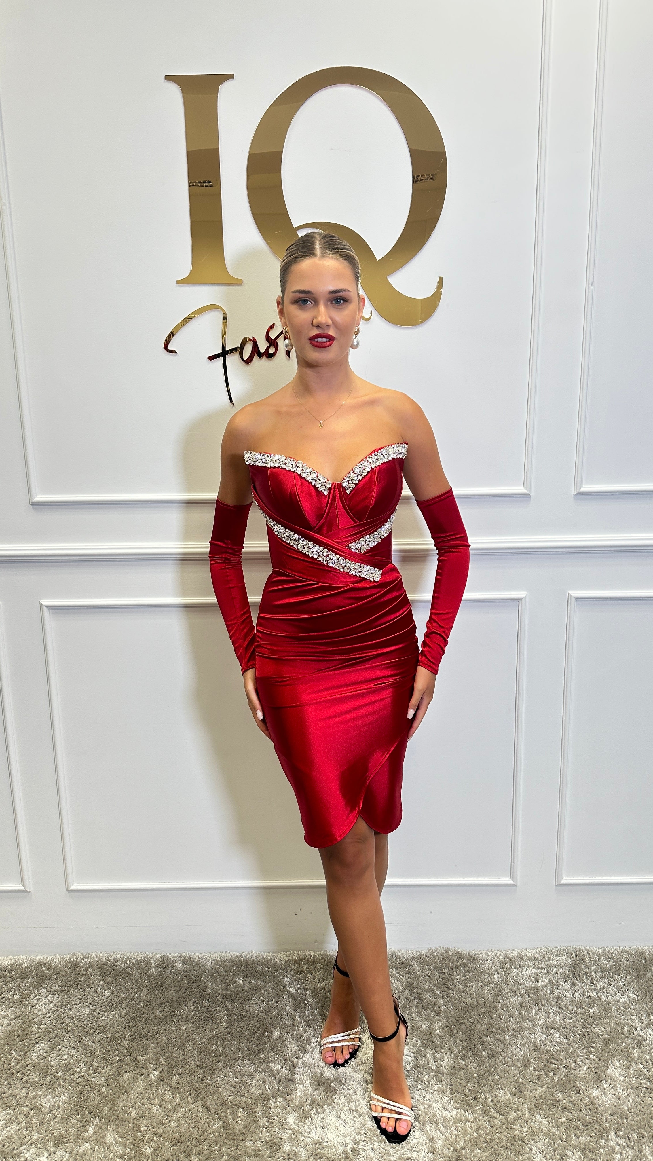 Rochie midi roșie Chanttal cu mănuși, stil elegant, de damă, de la iqfashioncluj, detalii sofisticate și material fin.