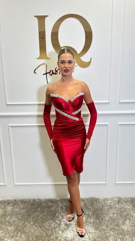 Rochie midi roșie Chanttal cu mănuși, stil elegant, de damă, de la iqfashioncluj, detalii sofisticate și material fin.