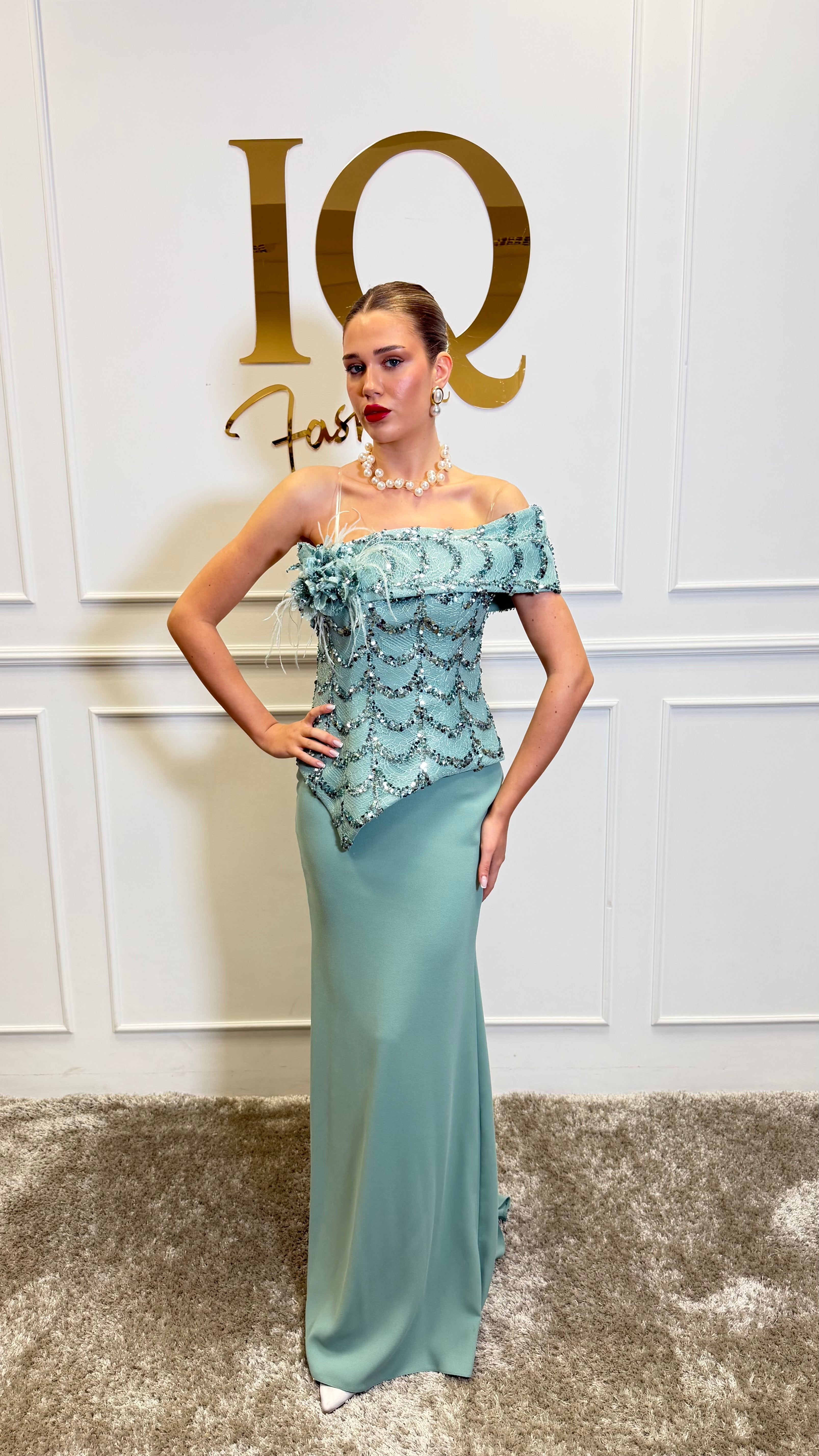 Rochie Sayma Minth de culoare verde închis, cu croială elegantă, din material fluid, purtată pe model.