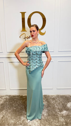 Rochie Sayma Minth de culoare verde închis, cu croială elegantă, din material fluid, purtată pe model.