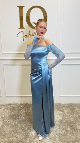 Rochie Umbria Blue de la iqfashioncluj, în culoare albastră, cu croială elegantă și detalii moderne, pe model.