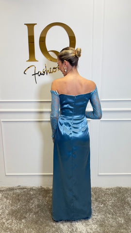 Rochie Umbria Blue de la iqfashioncluj, model elegant, cu croială modernă și detalii stilate, pe fond albastru vibrant.