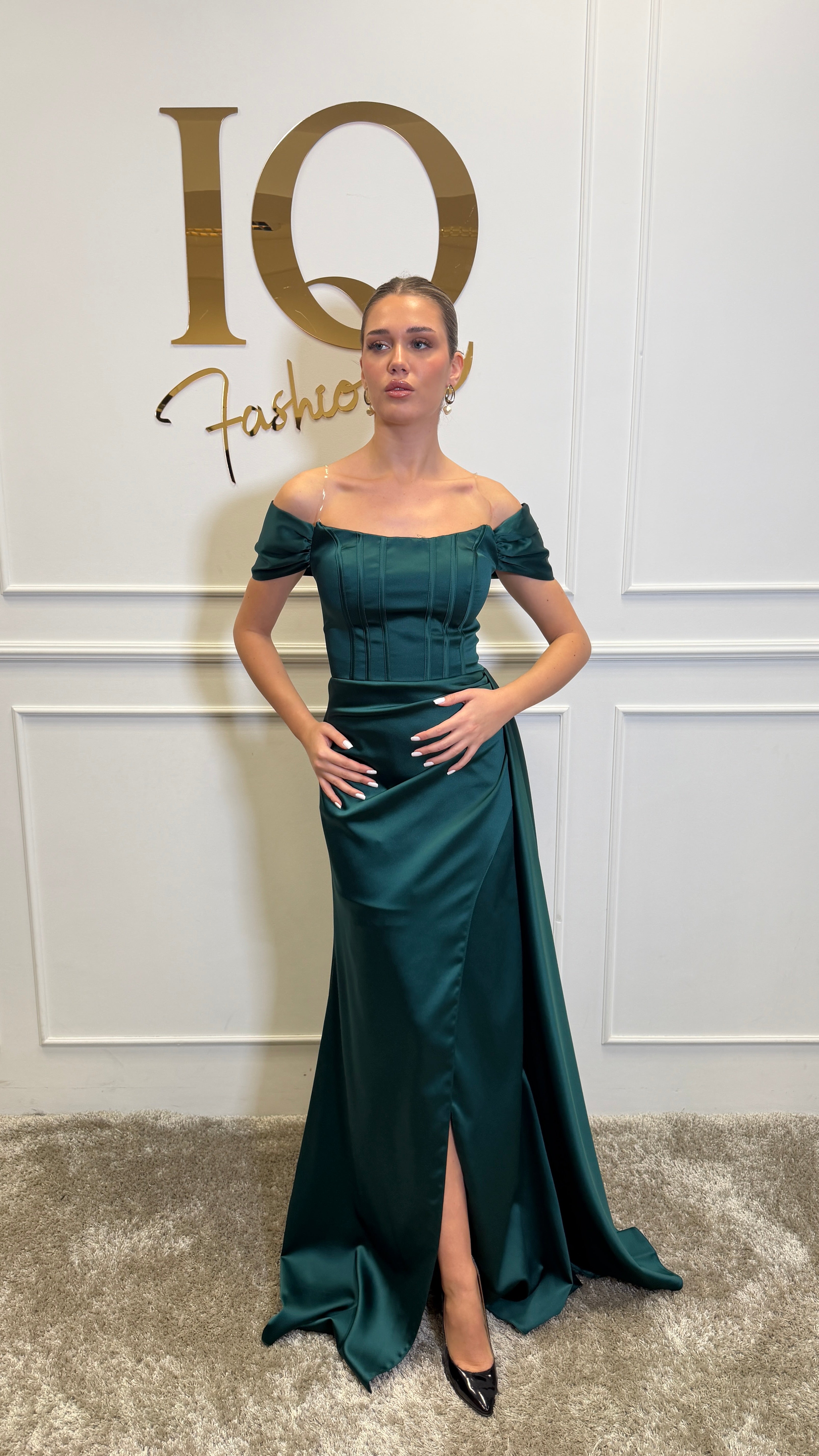 Rochie Sunshine Green de la iqfashioncluj, în culoare verde, cu croială elegantă și detalii moderne, pe manechin.