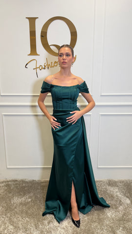 Rochie Sunshine Green de la iqfashioncluj, în culoare verde, cu croială elegantă și detalii moderne, pe manechin.