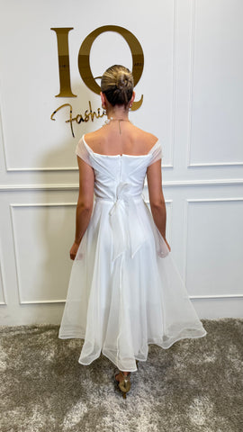Rochie Dolly White de la iqfashioncluj, elegantă, albă, din material catifelat, cu croială moderna și detalii fine.