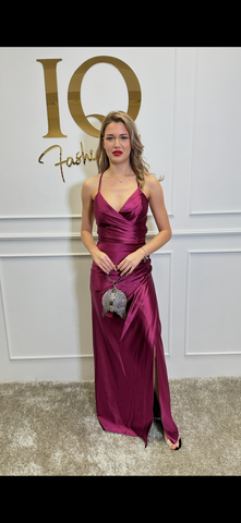 Rochie Alka Purple de la iqfashioncluj, rochie elegantă violet cu croială modernă și detalii stilate, pe manechin.