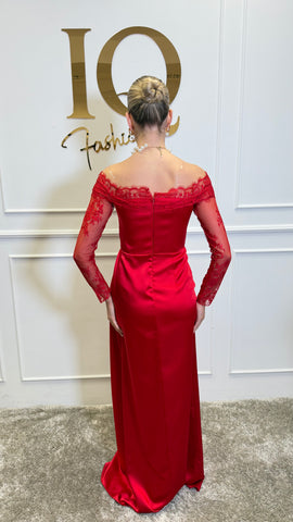Rochie Umbrietta Roșie de la iqfashioncluj, elegantă și modernă, cu croială fluidă și detalii sofisticate, pentru evenimente speciale.