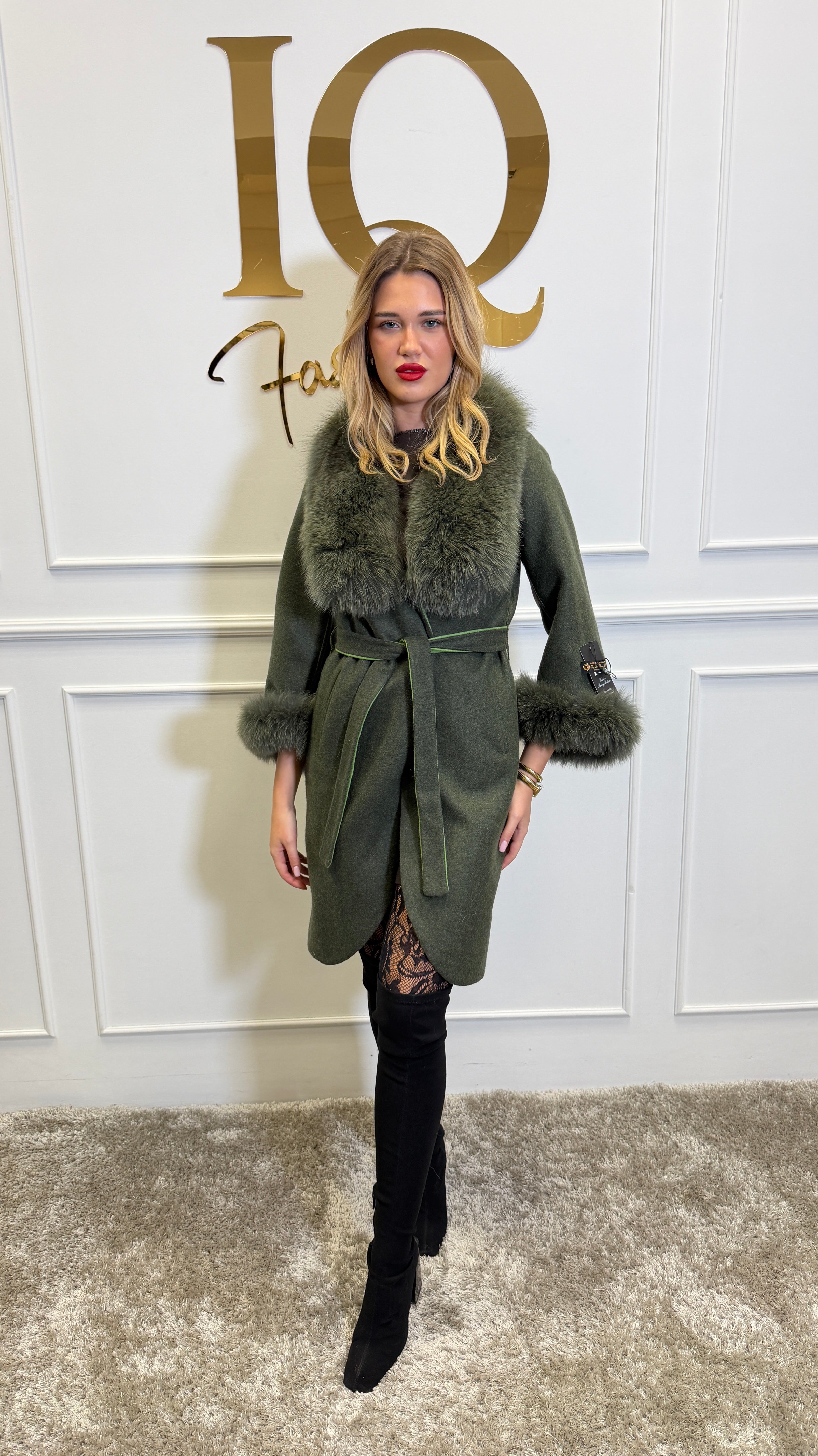 Olive green alpaca blazer by iqfashioncluj, Ami Palton alpaka blanuri, featuring a tailored fit and soft, cozy fabric.
