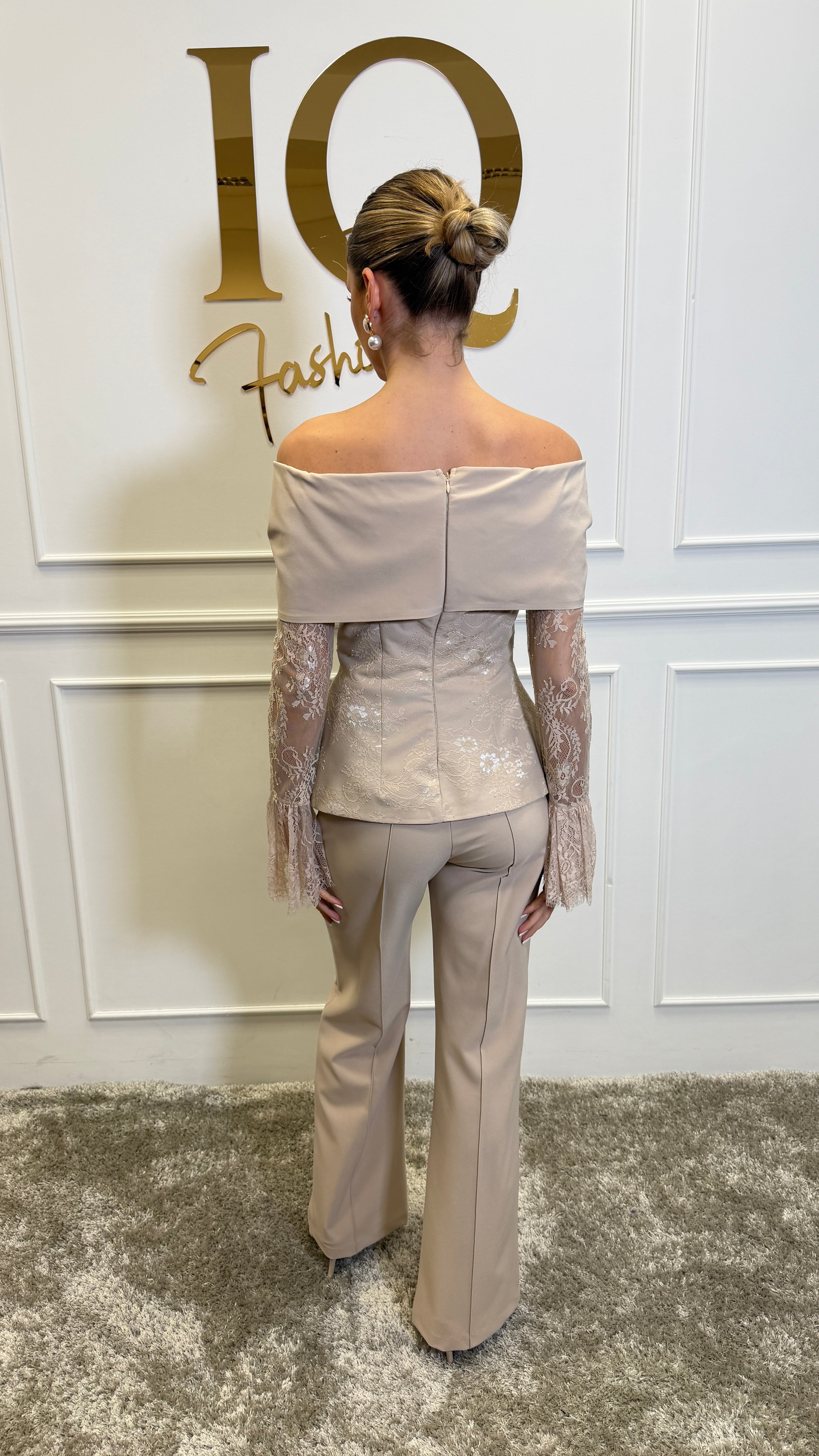 Rochie eleganta bej de la iqfashioncluj, costum classy, fabrică fină, model sofisticat, perfectă pentru evenimente elegante.