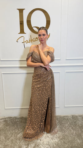 Rochie Nastia Gold de la iqfashioncluj, rochie elegantă în culoare aurie, detalii fine și croială modernă, pe fundal neutru.
