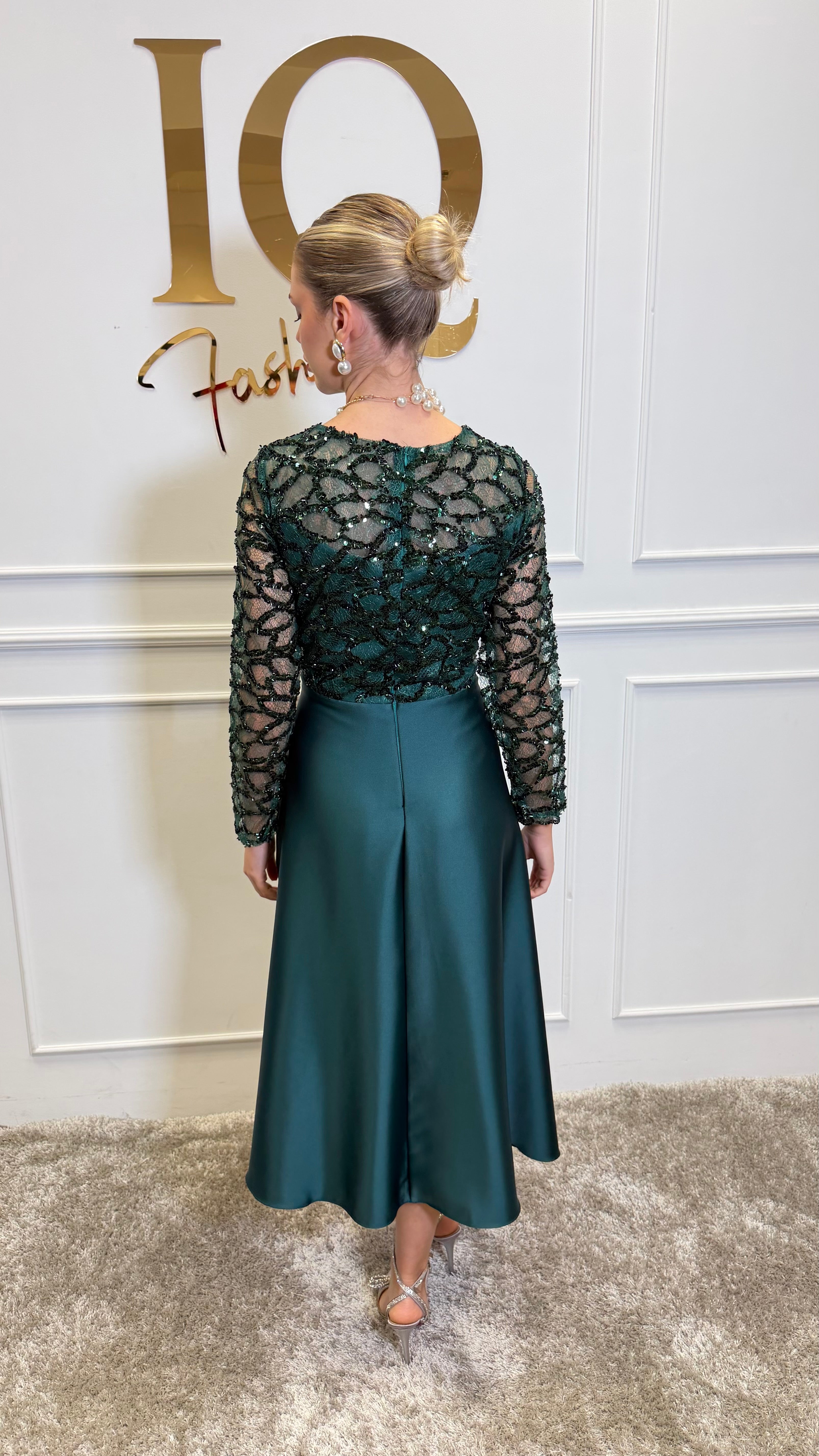 Rochie verde Celessy de la iqfashioncluj, cu croială elegantă și detalii moderne, vizibilă în imagine.