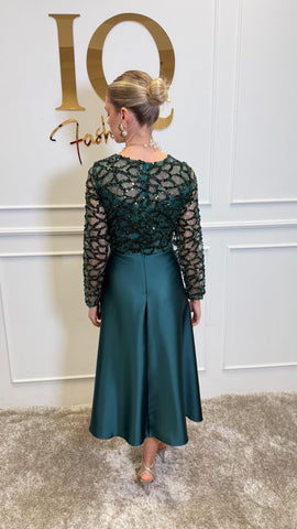 Rochie verde Celessy de la iqfashioncluj, cu croială elegantă și detalii moderne, vizibilă în imagine.