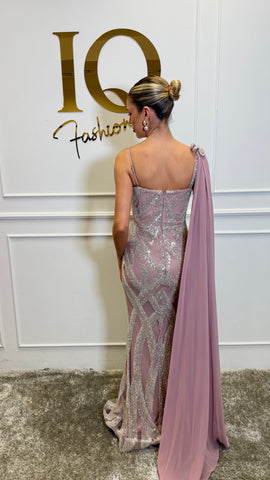 Rochie roz Marwana de la iqfashioncluj, cu croială elegantă și detalii delicate, vizibilă în imagine.