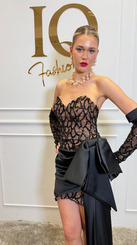 Rochie scurtă neagră Emally de la iqfashioncluj, stil elegant, material fin și croială modernă, purtată pe model, detalii vizibile.