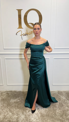 Rochie Sunshine Green de la iqfashioncluj, model elegant cu croială lejeră și detalii moderne, pe fundal neutru.