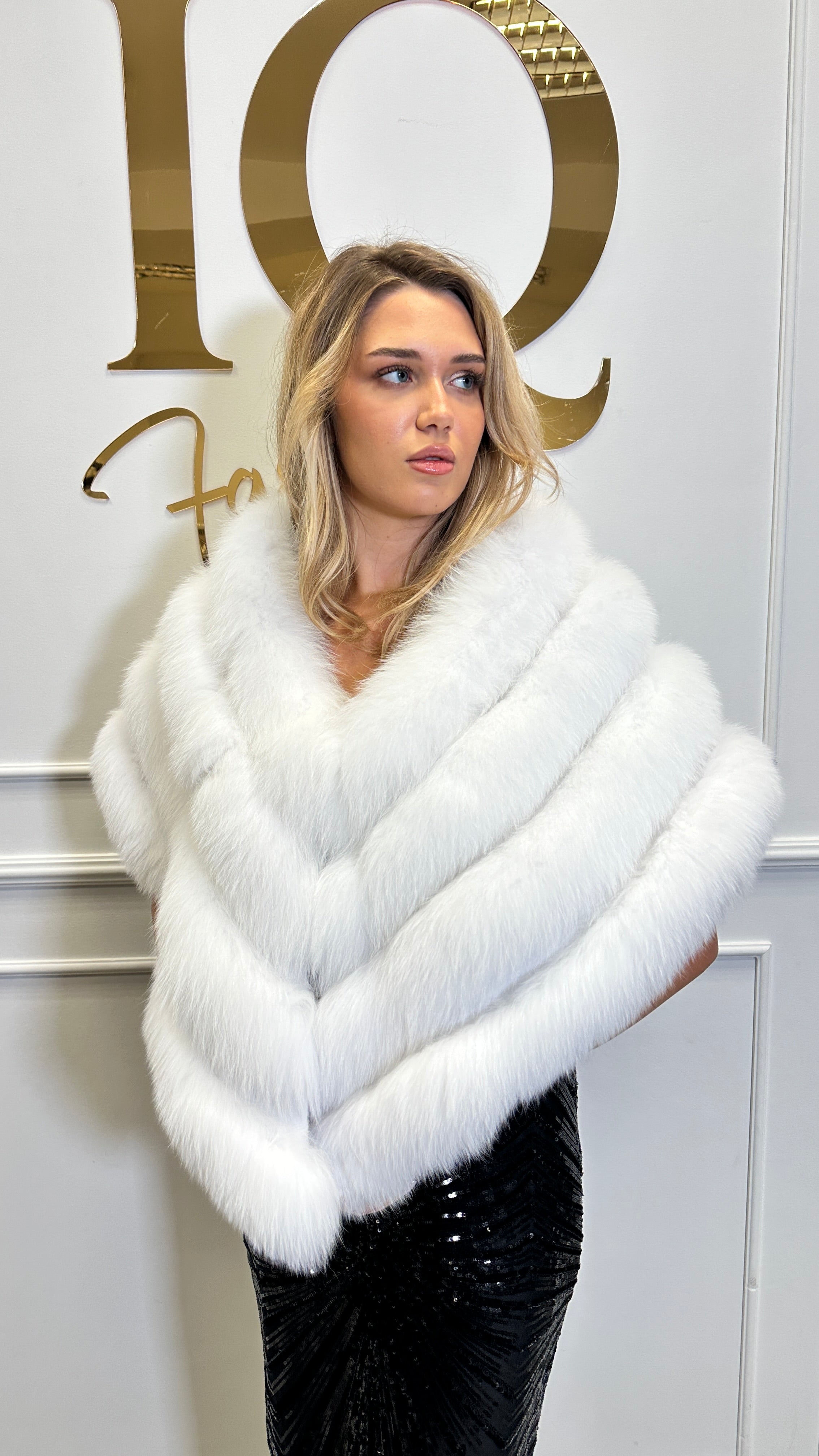Capa blana naturala Fama White de la ELVE STYLE SRL, blanuri elegante, cu textura pufoasa si colorit alb.