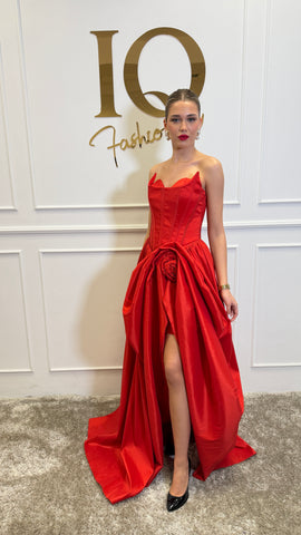 Rochie roșie Desia de la iqfashioncluj, design elegant, material fin și croială modernă, vizibilă în imagine.