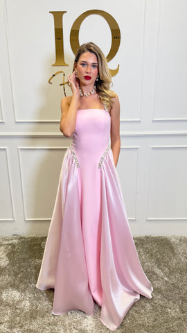 Rochie Merezia roz de la iqfashioncluj, Rochii elegante, imagine cu detalii și croială feminină într-o nuanță vibrantă roz.