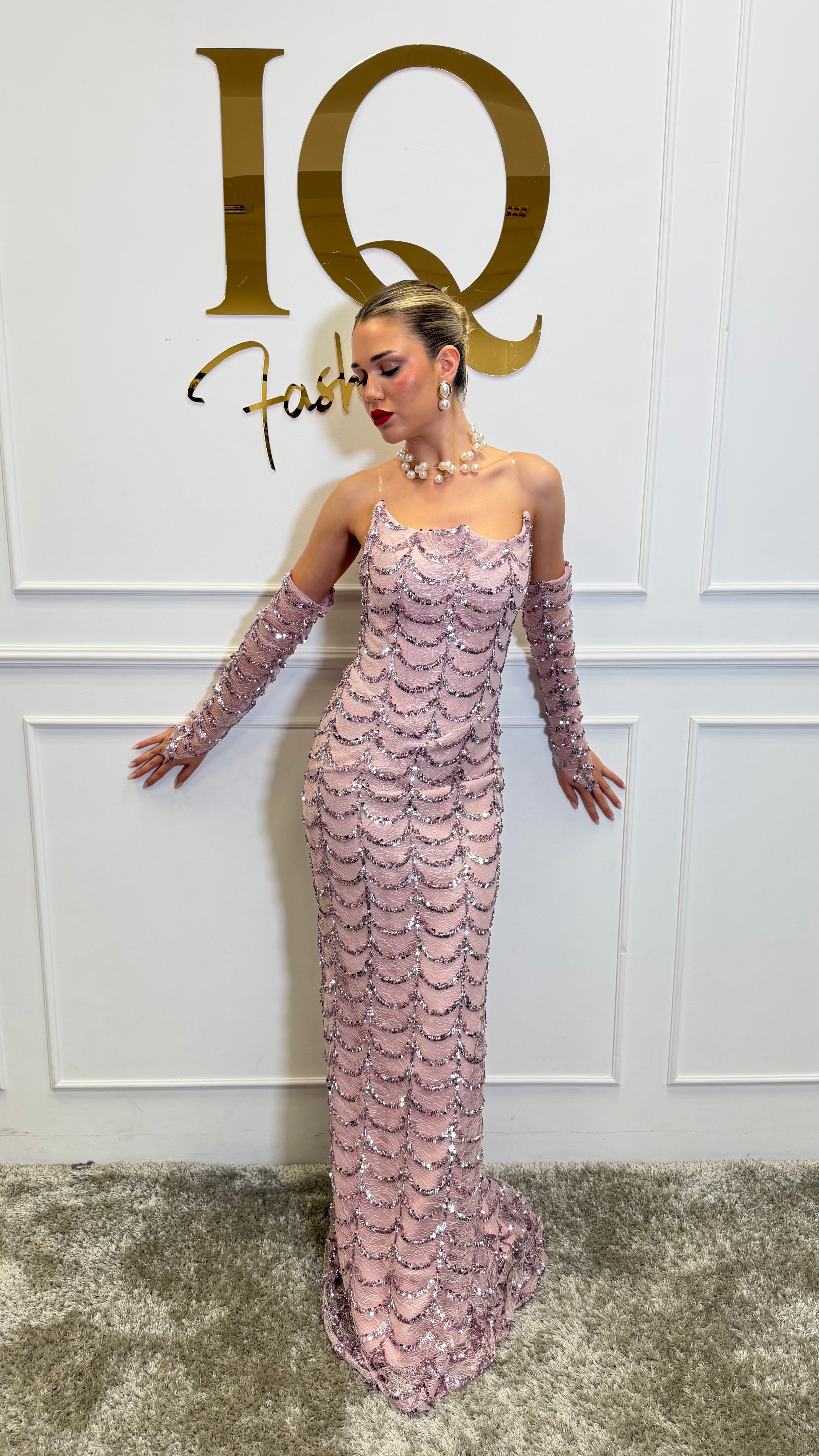 Rochie roz Hevianne de la brandul iqfashioncluj, model elegant, cu croială modernă și detalii delicate.