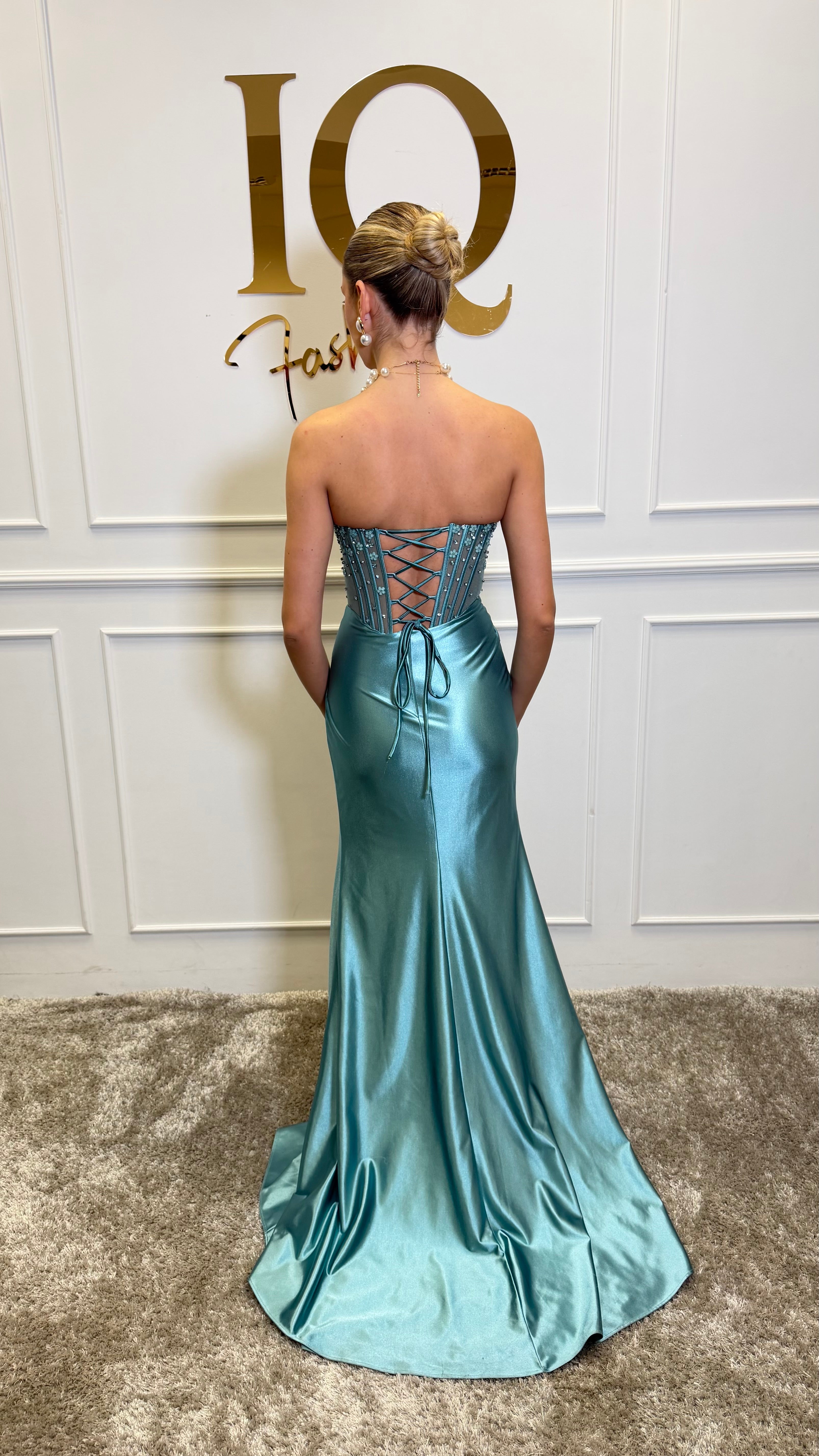 Rochie Aunicia Minth de la iqfashioncluj, rochie elegantă din material ușor, în nuanțe de verde mentă, foto detaliu a țesăturii.