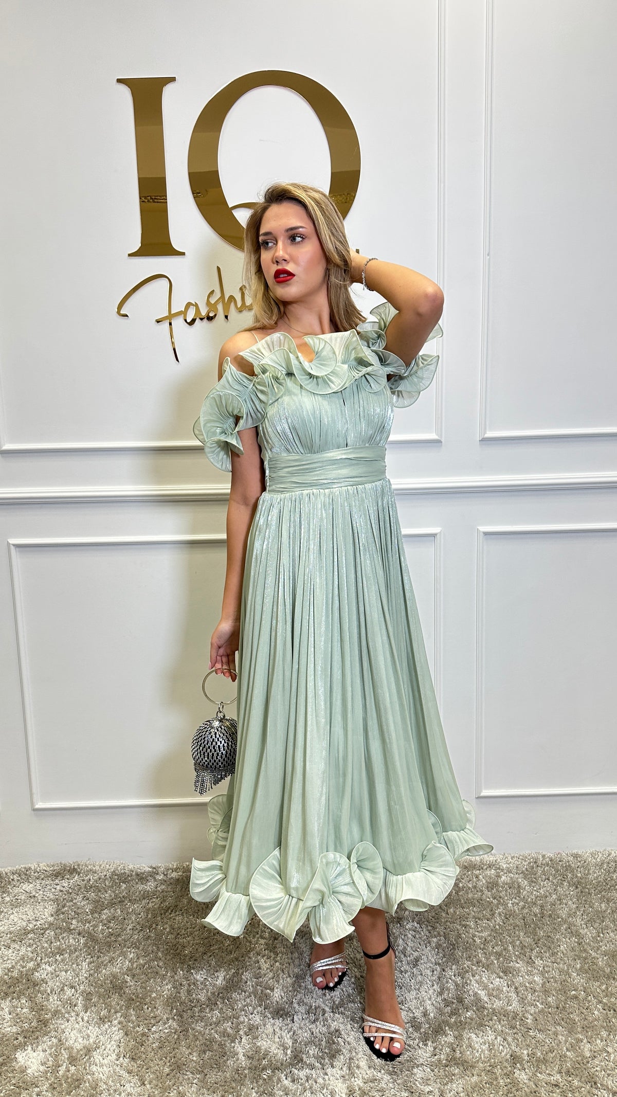Rochie Kassilia Minth de la iqfashioncluj, croiala elegantă și detalii moderne, vizibilă în imagine.