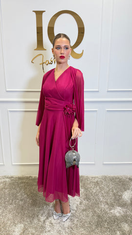 Rochie Nadiana Fuchsia de la iqfashioncluj, vizibilă în imagine, cu croială elegantă și detalii moderne, în culoare fucsia.