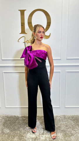 Salopetă Show Black Fuchsia de la iqfashioncluj, rochie elegantă neagră cu detalii fuchsia, imagine detaliată a materialului și croiului