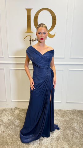 Rochie Amivia Dark Blue de la iqfashioncluj, model elegant cu croială modernă, închisă la gât, perfectă pentru evenimente casual.