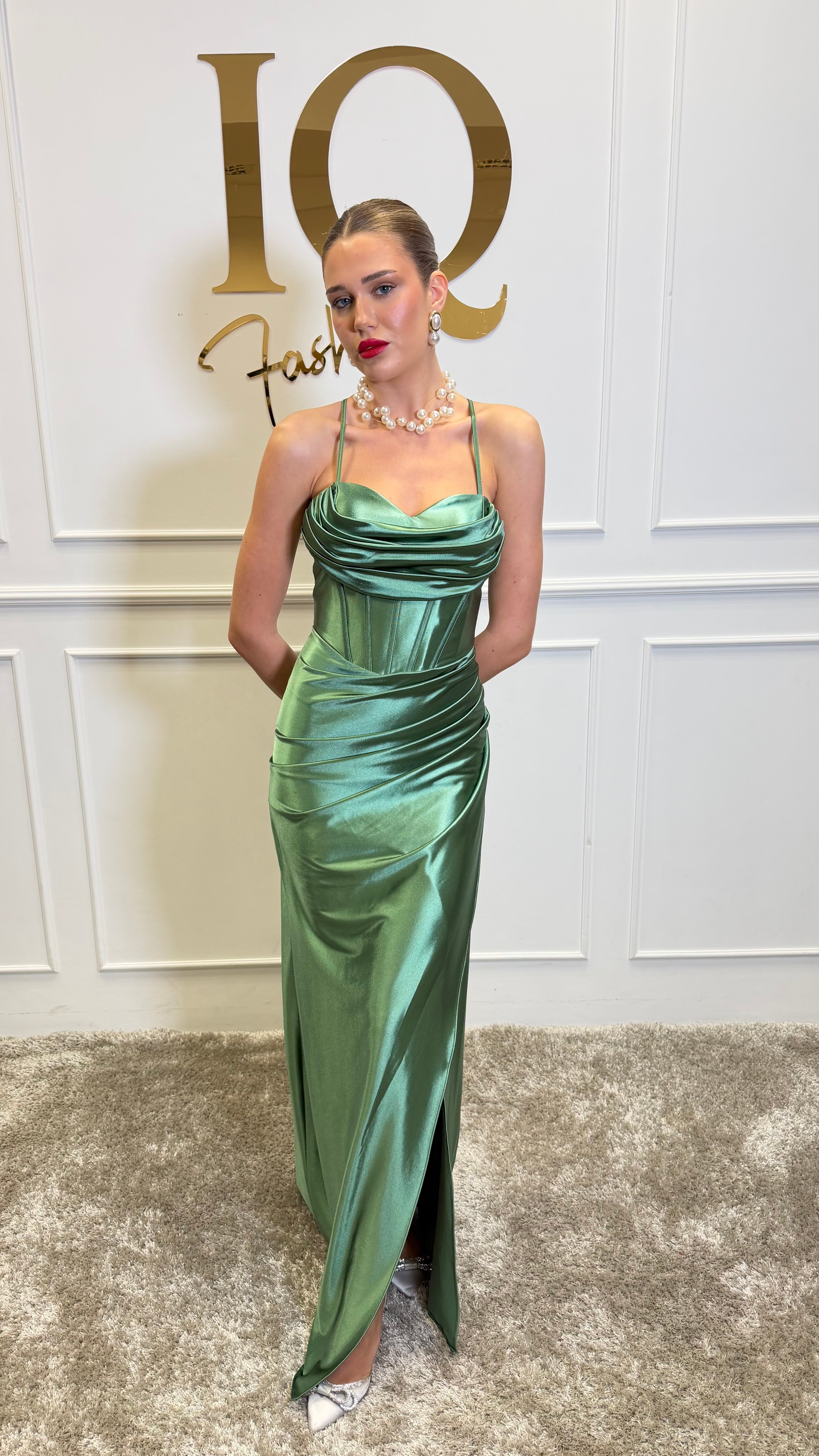 Rochie Biano Matcha din colecția iqfashioncluj, rochie elegantă și confortabilă, în culoare verde intens, vizibilă în imagine.