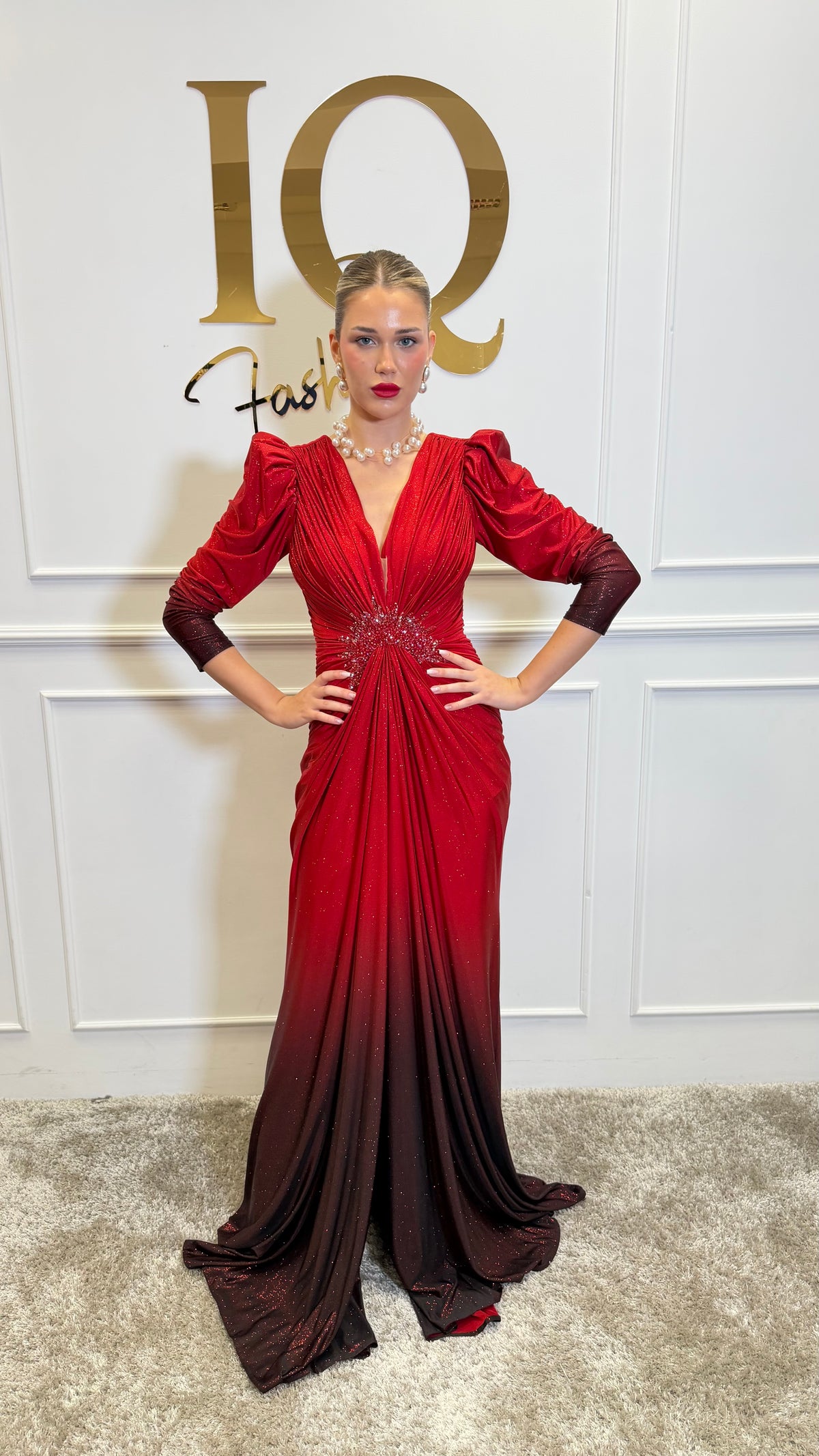 Rochie Vizziane Red de la iqfashioncluj, culoare roșie, stil elegant, detalii din material fin și croială modernă.