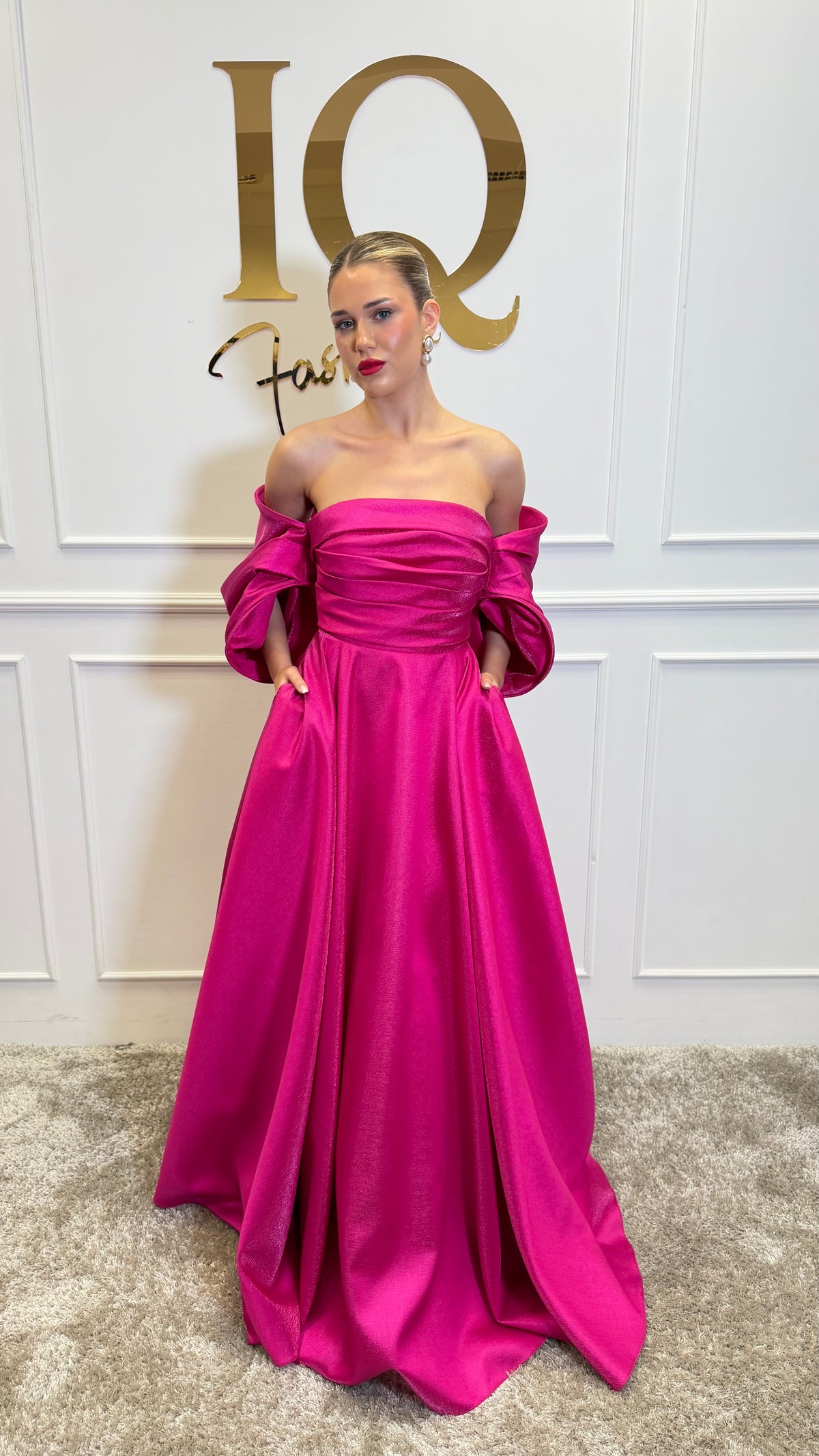 Rochie fucsia Sassya de la iqfashioncluj, stil elegant, lungime medie, detalii moderne și croială feminină.