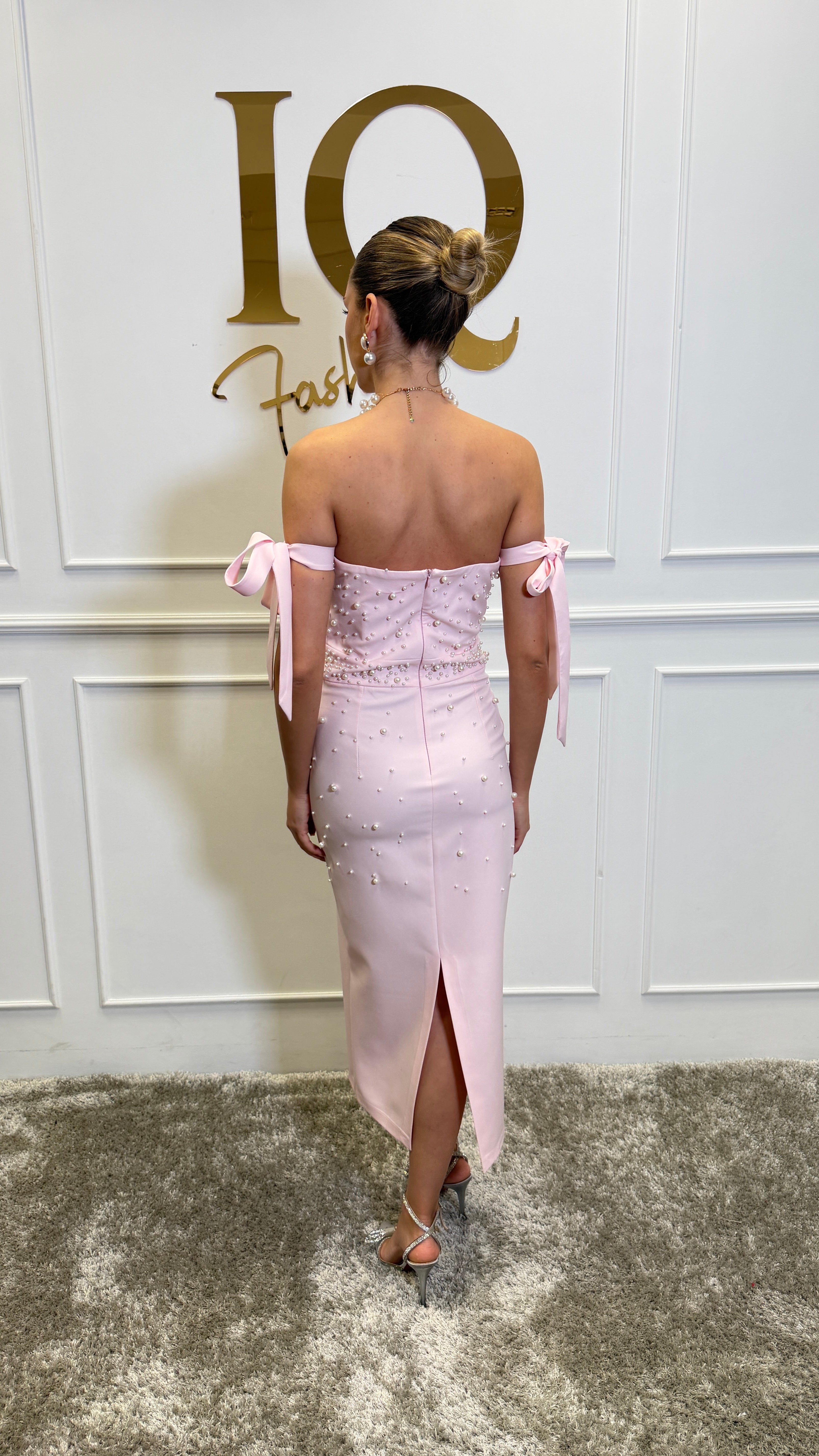 Rochie Bombo Roze de la iqfashioncluj, Rochii elegante din material roz, cu croială modernă și detalii feminine.