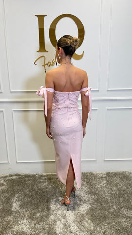 Rochie Bombo Roze de la iqfashioncluj, Rochii elegante din material roz, cu croială modernă și detalii feminine.
