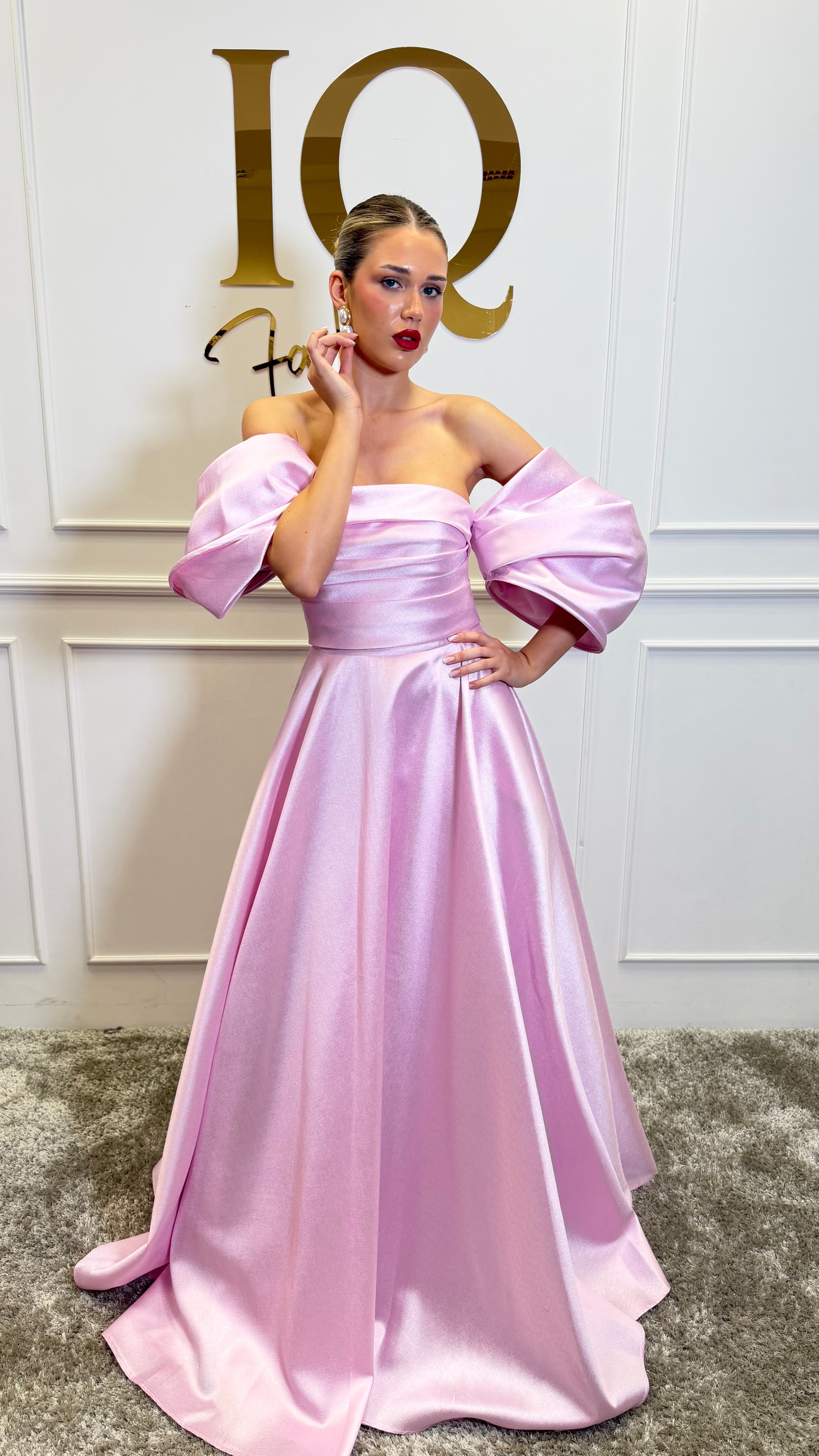 Rochie roz Sassya Soft de la iqfashioncluj, lungime medie, cu croială elegantă și detalii fine, pe manechin.