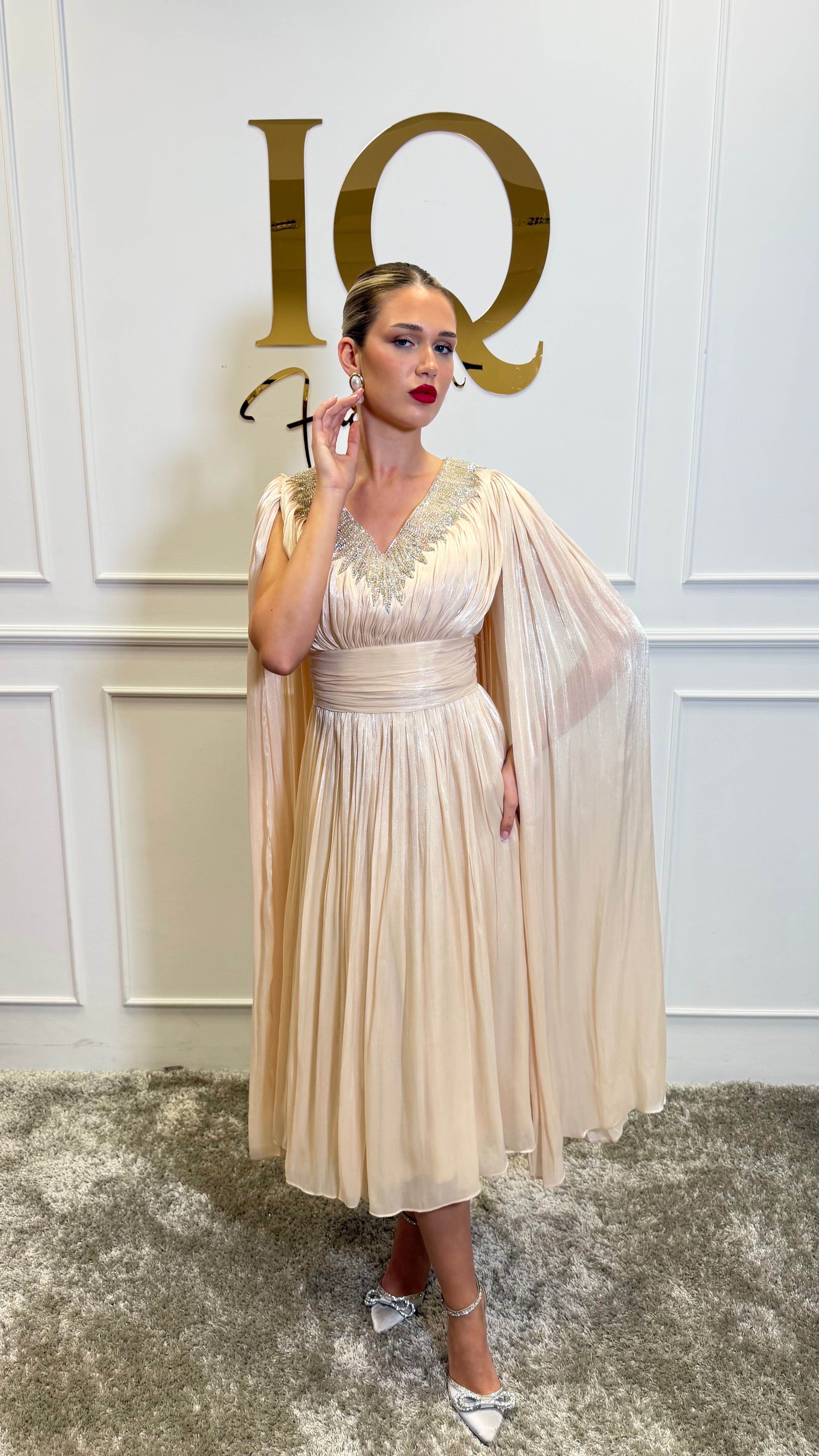 Rochie Yalisse V beige de la iqfashioncluj, elegantă, cu croială feminină și detalii sofisticate, vizibilă în imagine.