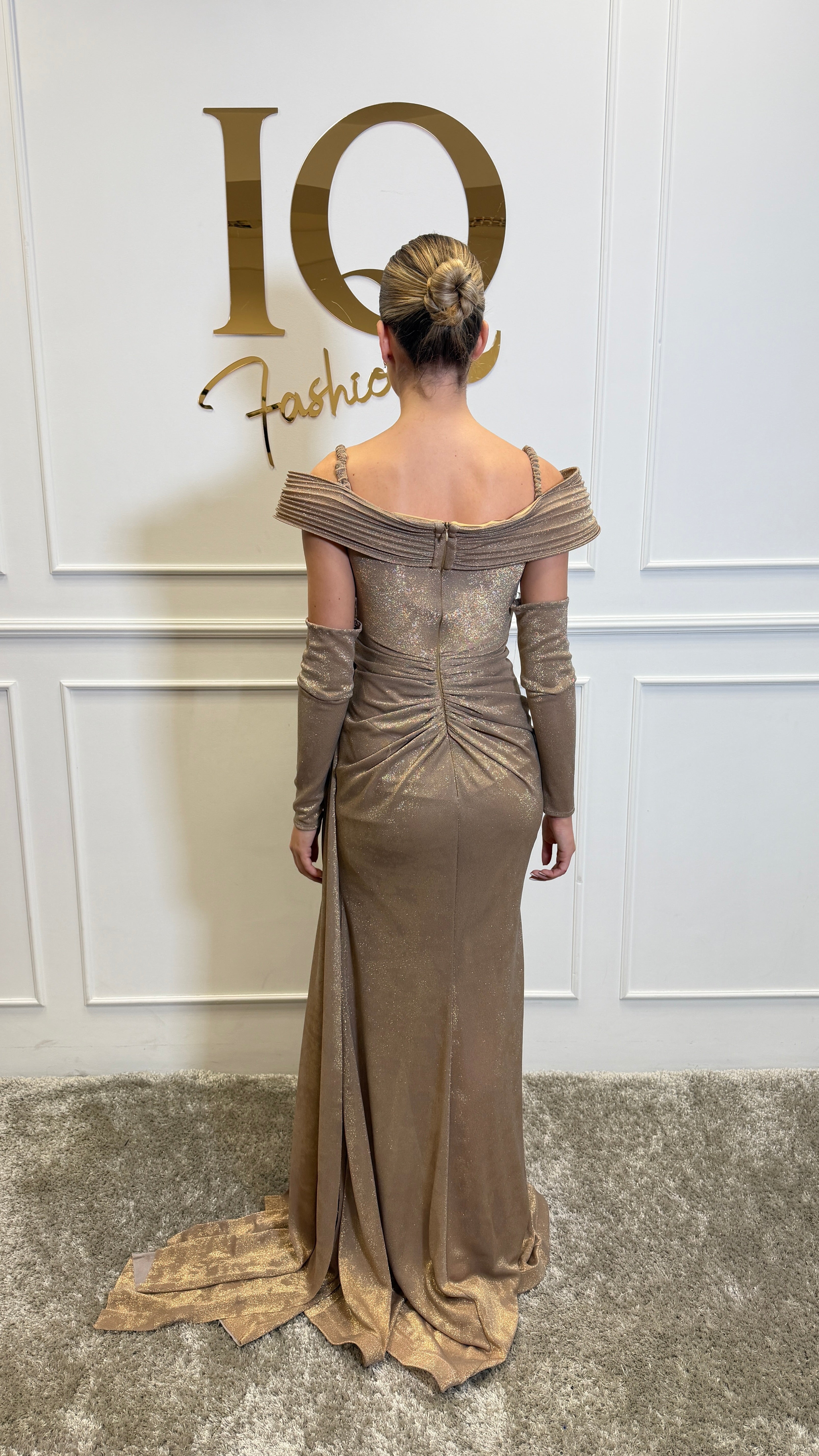 Rochie Dessire beige de la iqfashioncluj, cu manusi asortate, purtată pe o modelă, detalii elegante și textură fină.