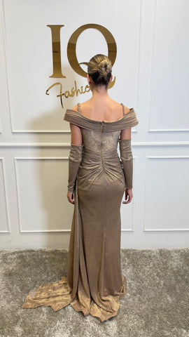 Rochie Dessire beige de la iqfashioncluj, cu manusi asortate, purtată pe o modelă, detalii elegante și textură fină.