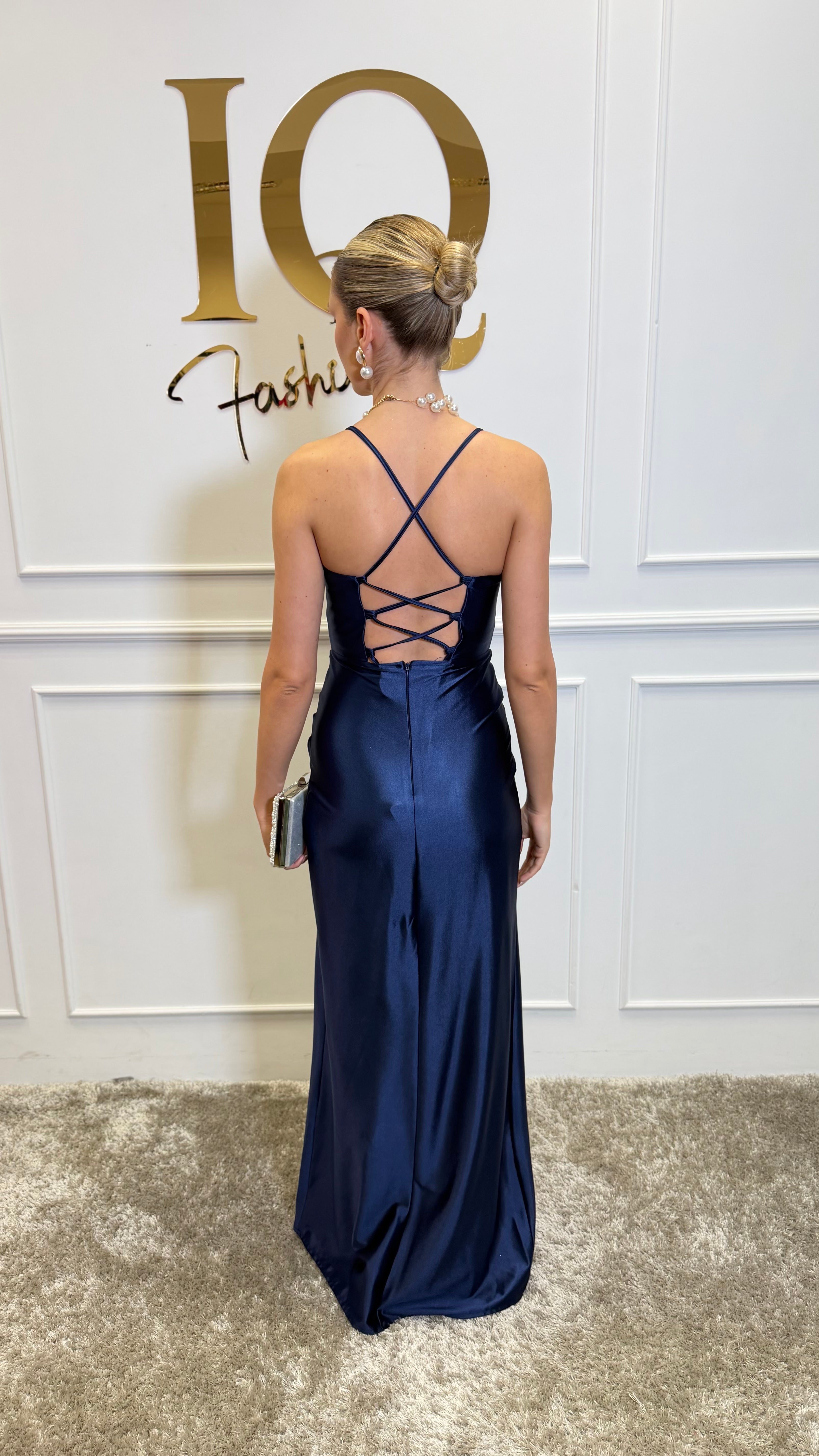 Rochie Biano Dark Blue de la iqfashioncluj, elegantă, cu croială modernă și detalii stilate, vizibilă în imagine.