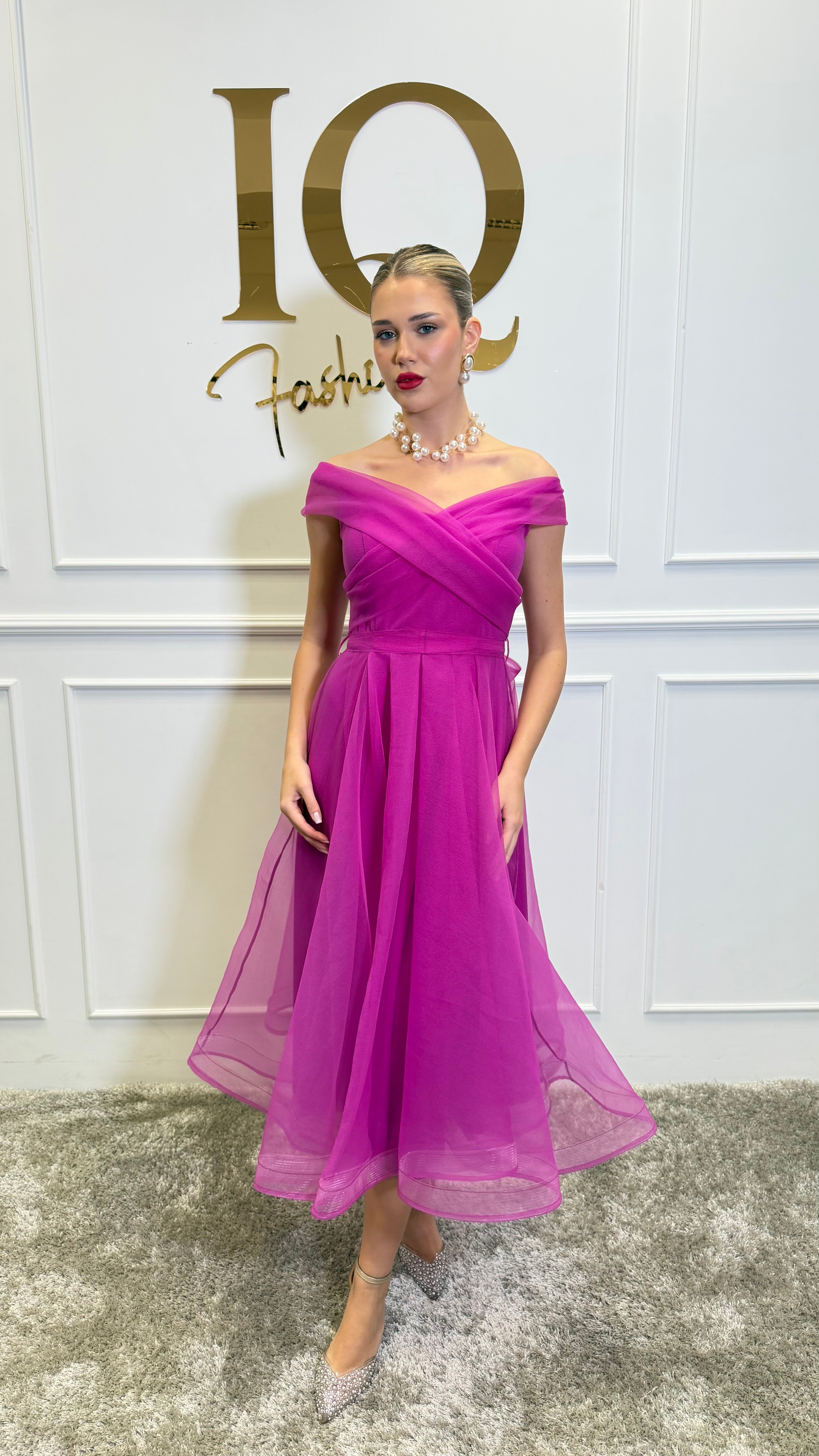 Rochie Dolly Fuchsia din colecția iqfashioncluj, rochie elegantă cu croială fluida și culoare vibrantă, perfectă pentru evenimente.