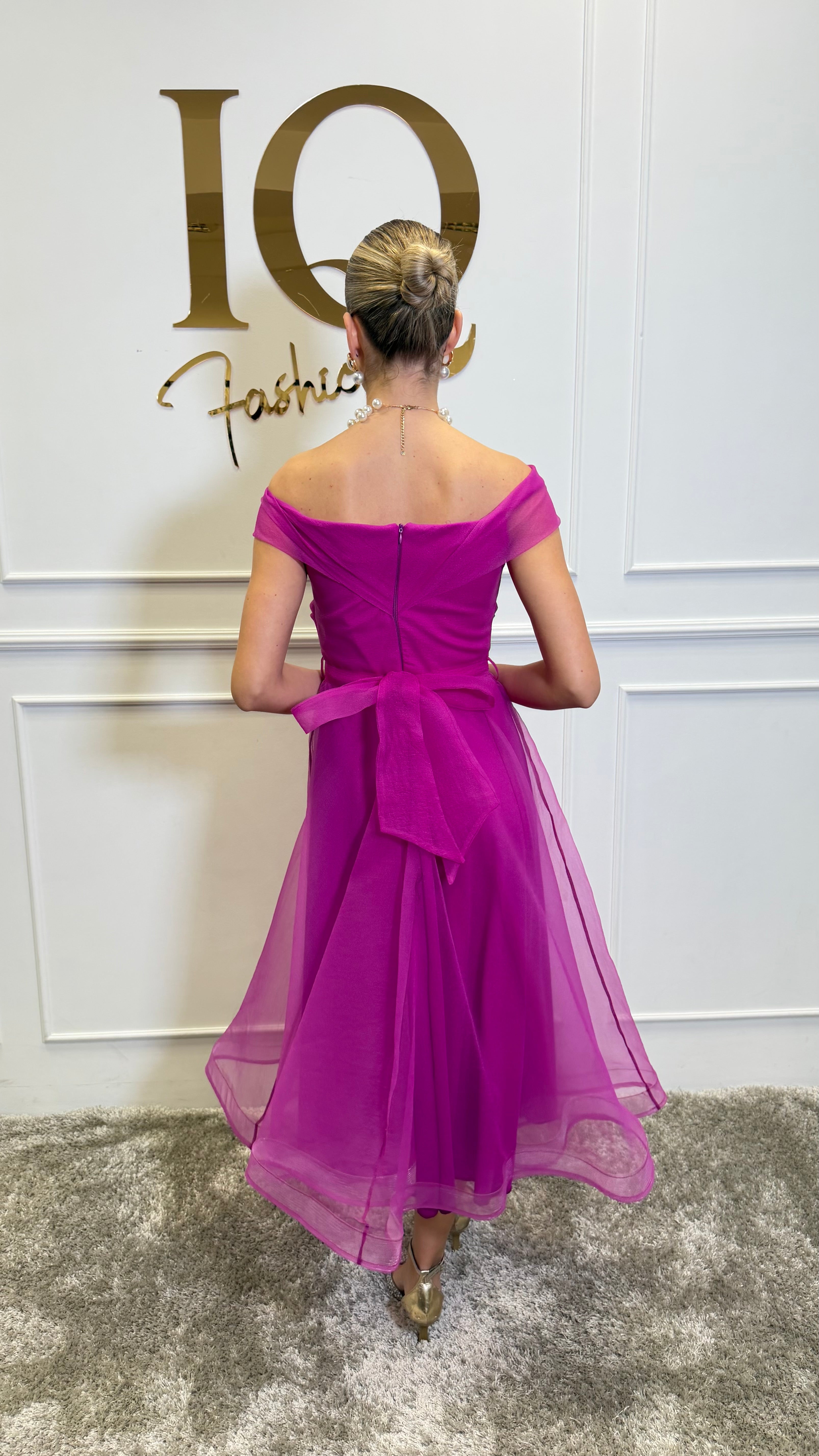 Rochie Dolly Fuchsia din colecția IQ Fashion Cluj, stil modern, material plăcut, pentru ocazii speciale, în culoare fucsia vibrantă