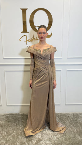 Rochie Dessire beige de la iqfashioncluj, cu mânuși asortate, vizibilă în imagine, elegantă și modernă pentru evenimente speciale.