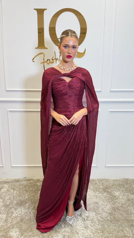 Rochie cu pelerină India Bordo de la iqfashioncluj, rochie elegantă în culoare bordo, detalii și texturi vizibile în fotografie.
