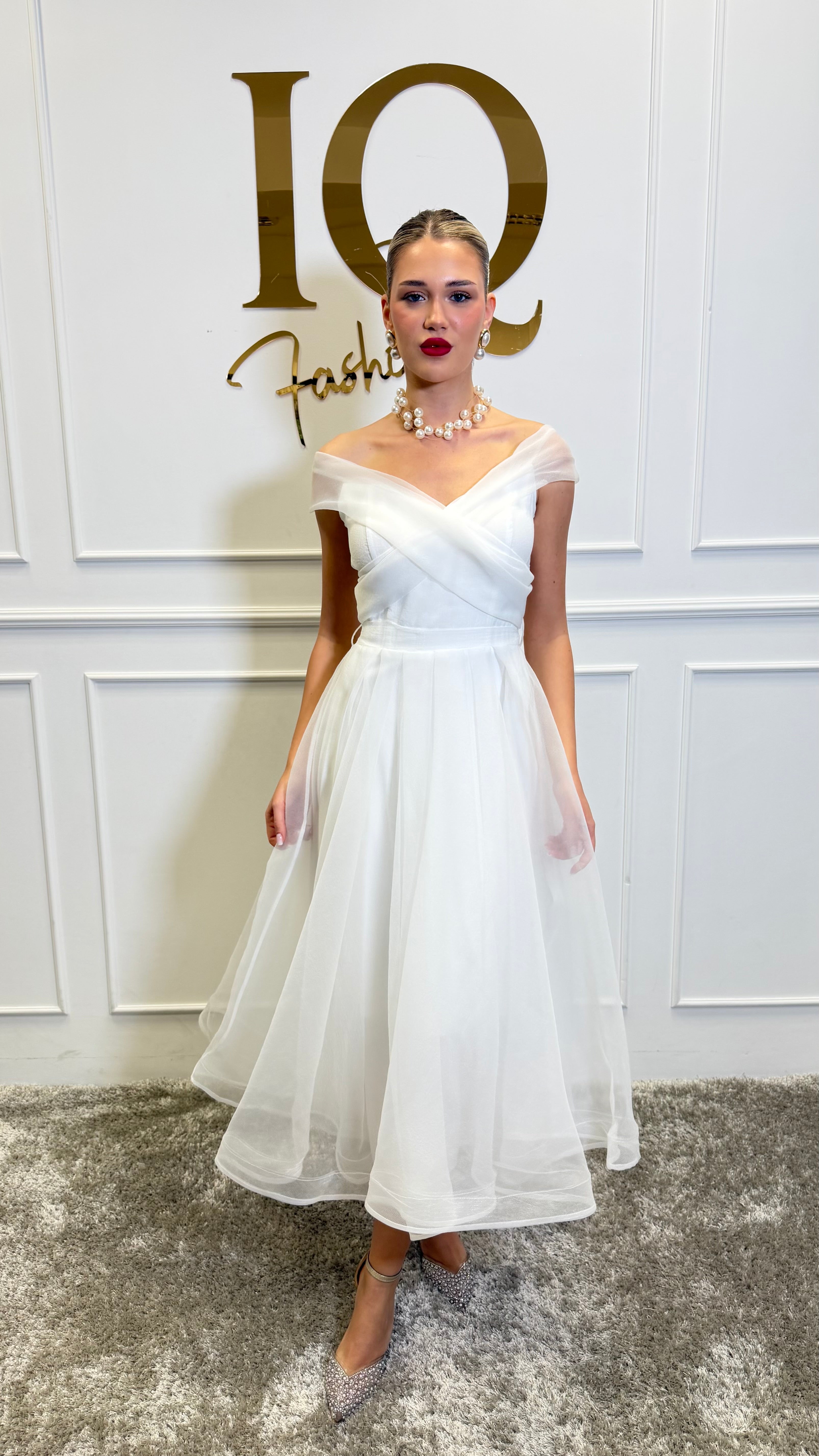 Rochie Dolly White de la iqfashioncluj, lungime medie, cu croială eleganta și detalii delicate din material alb, pentru evenimente.