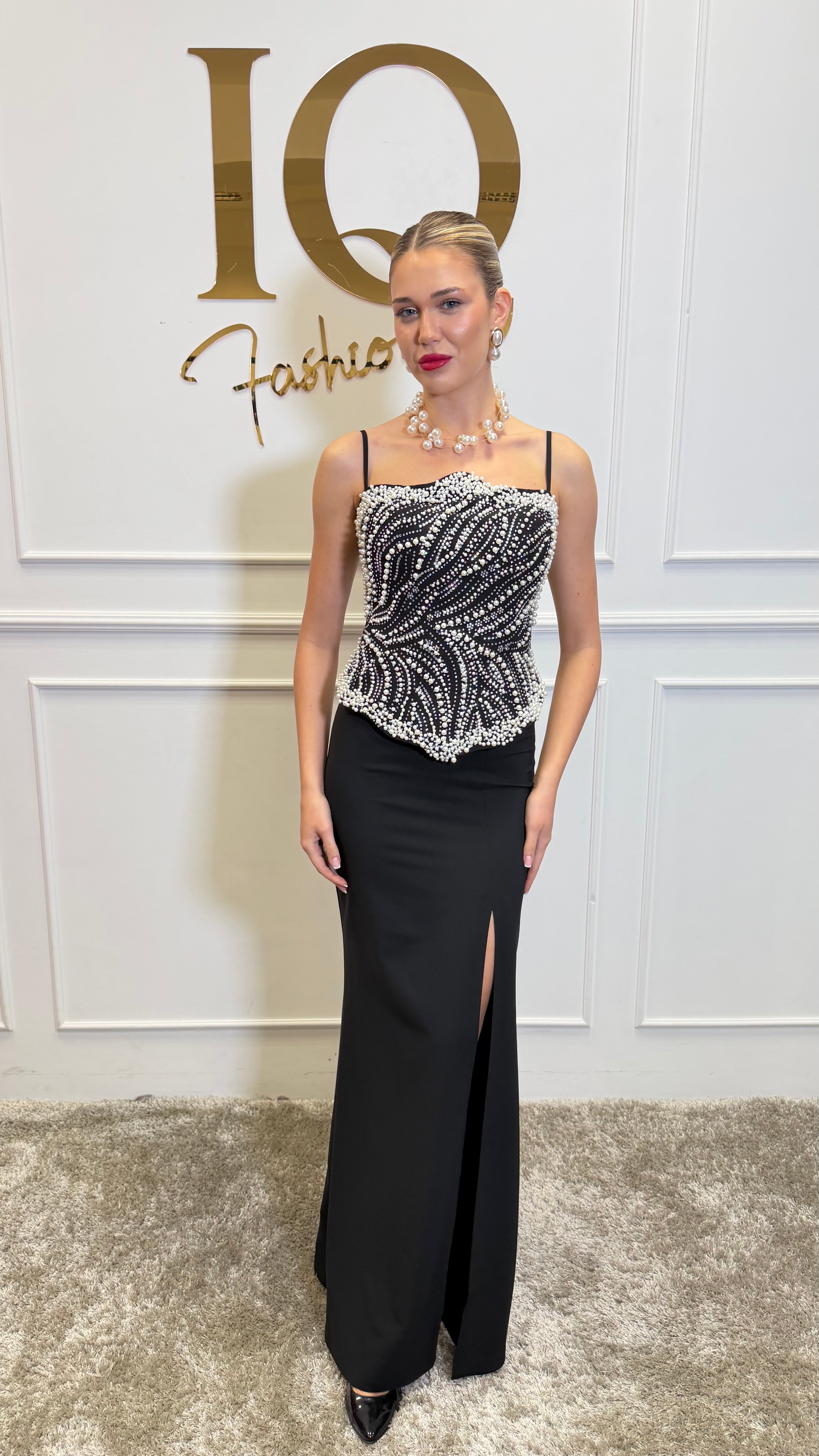 Rochie lungă neagră Amnezia din colecția iqfashioncluj, detalii elegante și croială rafinată, vizibilă în imagine.