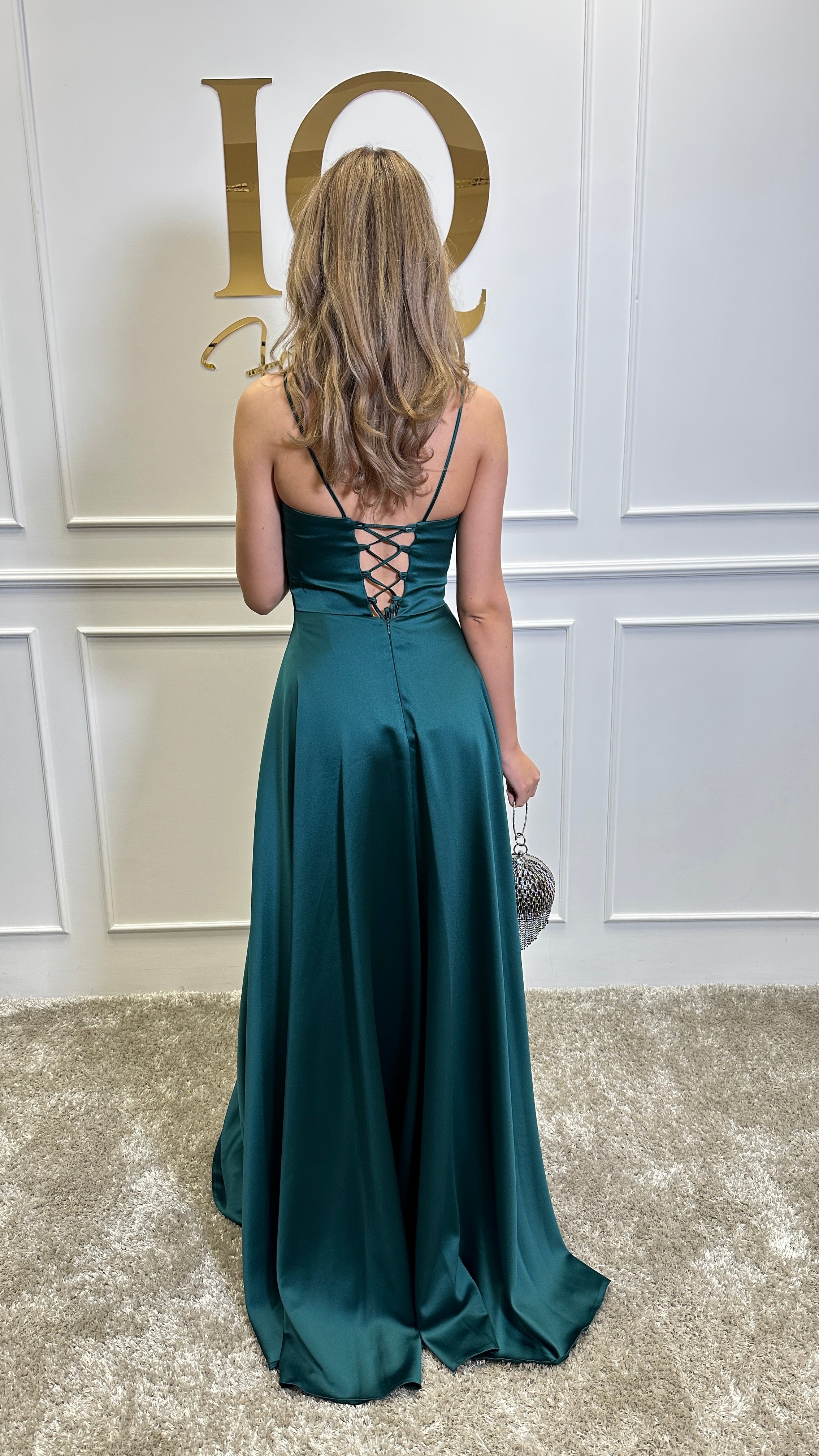 Rochie Simply Green de la iqfashioncluj, rochii elegante în nuanță verde, detalii stilizate și croială modernă.
